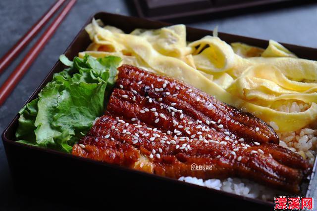 1714302714081.jpg 探秘日式料理:鳗鱼饭的魅力与制作艺术