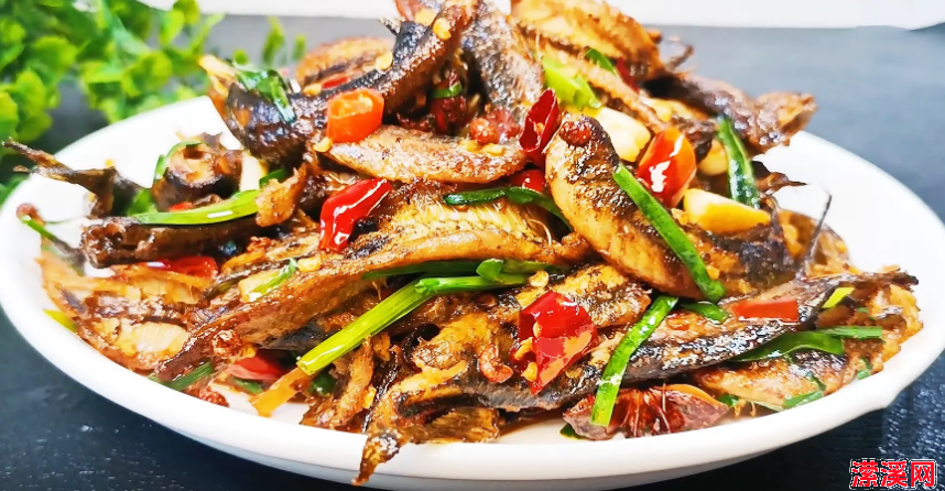 一道有香味的泥鳅，为您的餐桌增添一份特别的风味