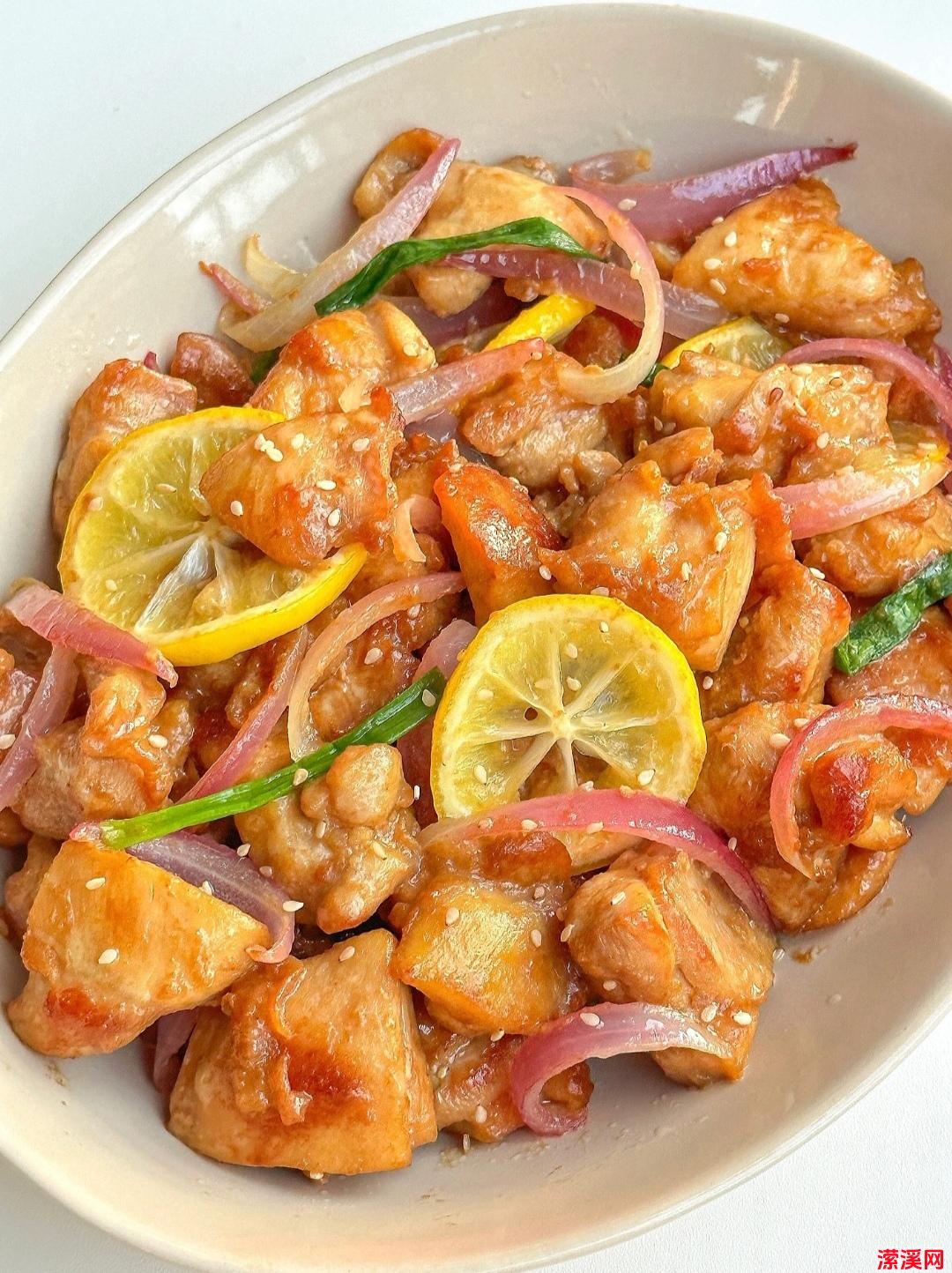 酸甜可口，柠檬香浓，干煎鸡肉鲜美多汁