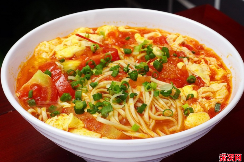 简单的番茄鸡蛋面富含丰富的碳水化合物，可以增补气力