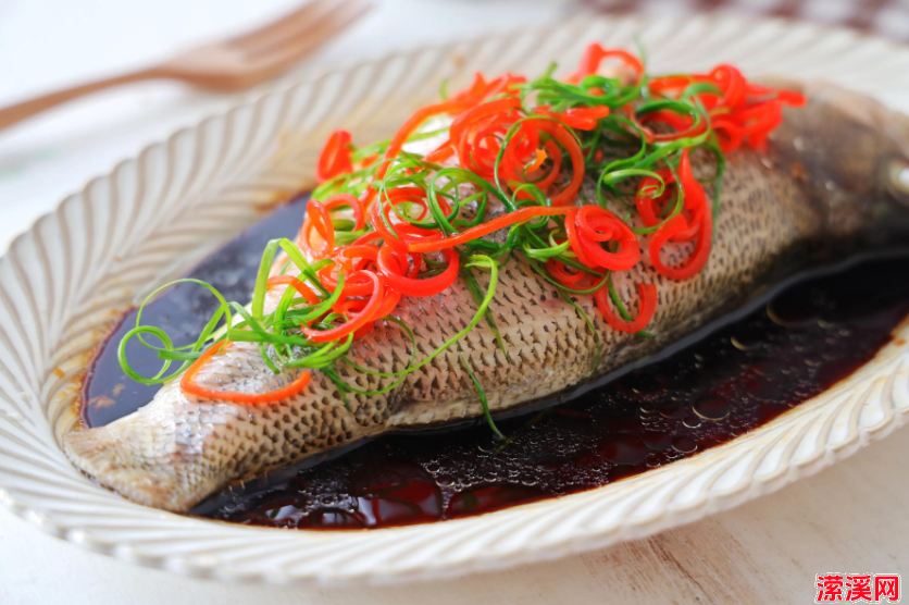 清蒸鲈鱼简单蒸一蒸，肉质鲜嫩，清淡不油腻