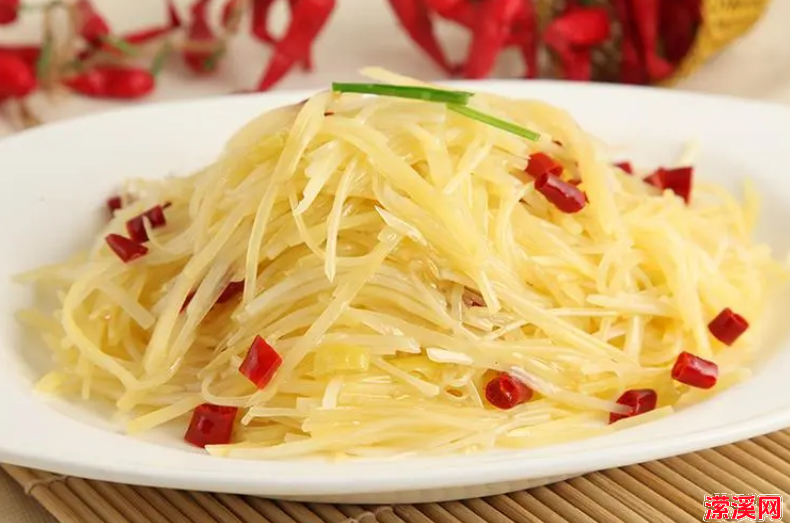 一盘酸辣土豆丝，不紧酸辣过瘾，还下饭开胃