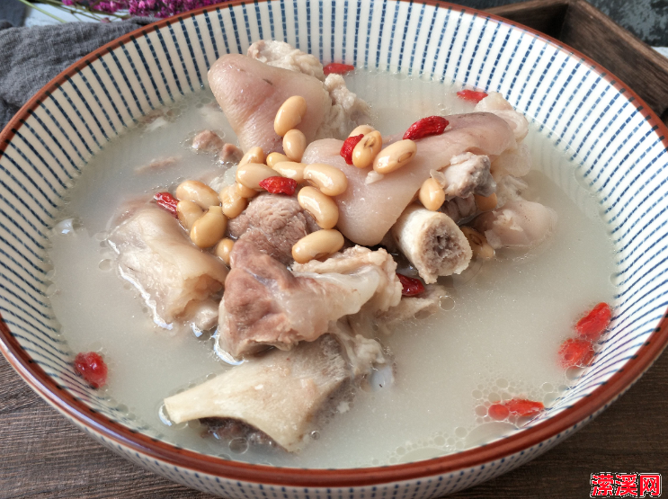 炖猪蹄汤的家常做法，猪蹄汤这样做汤鲜不腥不油腻