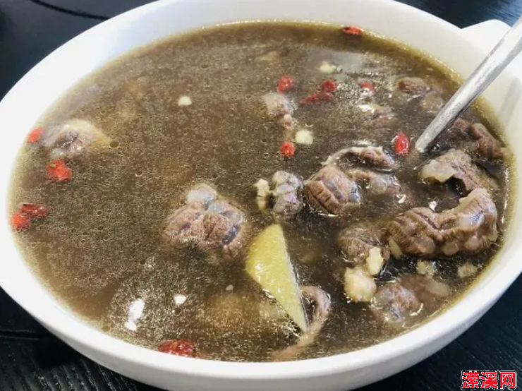 详细阅读:牛肉汤的简单做法,地道的家常牛肉汤做法 牛肉汤的简单做法,地道的家常牛肉汤做法