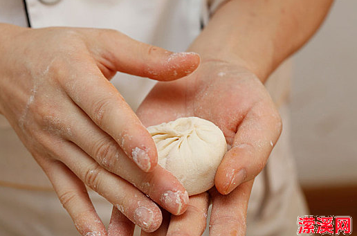 详细阅读:包包子的手法及步骤,手把手教你包子的包法与捏法图解 包包子的手法及步骤,手把手教你包子的包法与捏法图解