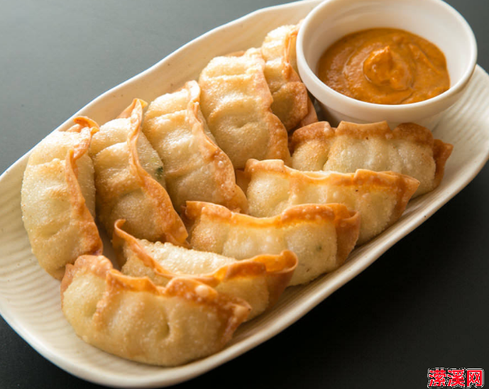 详细阅读:油炸饺子的做法和配料,超经典的油酥饺在家也能做 油炸饺子的做法和配料,超经典的油酥饺在家也能做