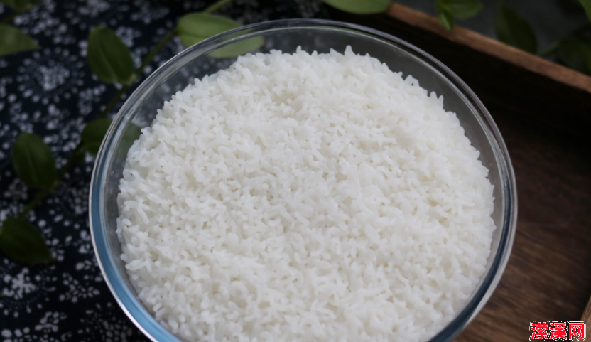 怎样焖出来的米饭好吃，不防试试这样焖米饭粒粒分明还清香