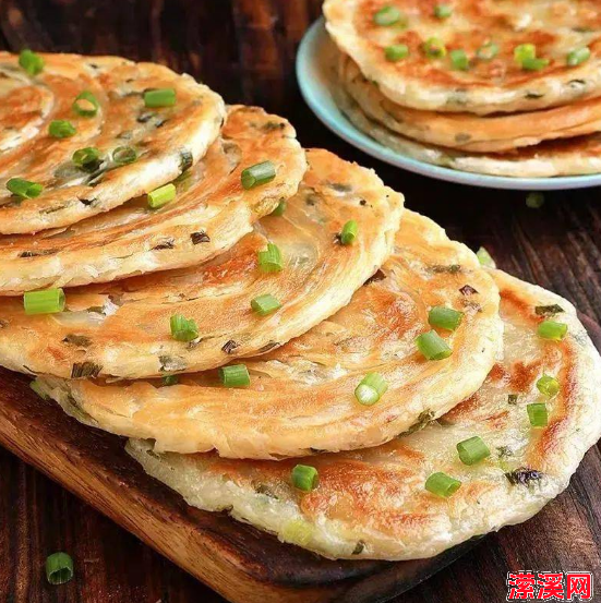 葱油饼怎么做酥脆松软有层，葱油饼简单好吃的做法