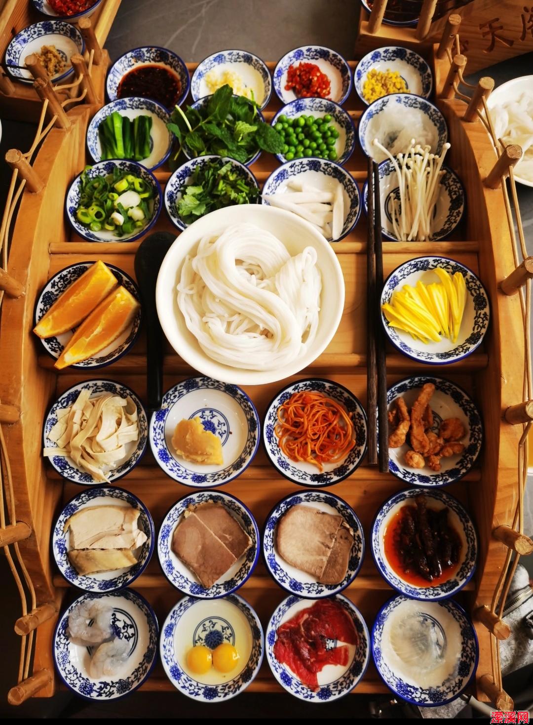 详细阅读:云南美食:过桥米线,一碗汤的传奇旅程 云南美食:过桥米线,一碗汤的传奇旅程