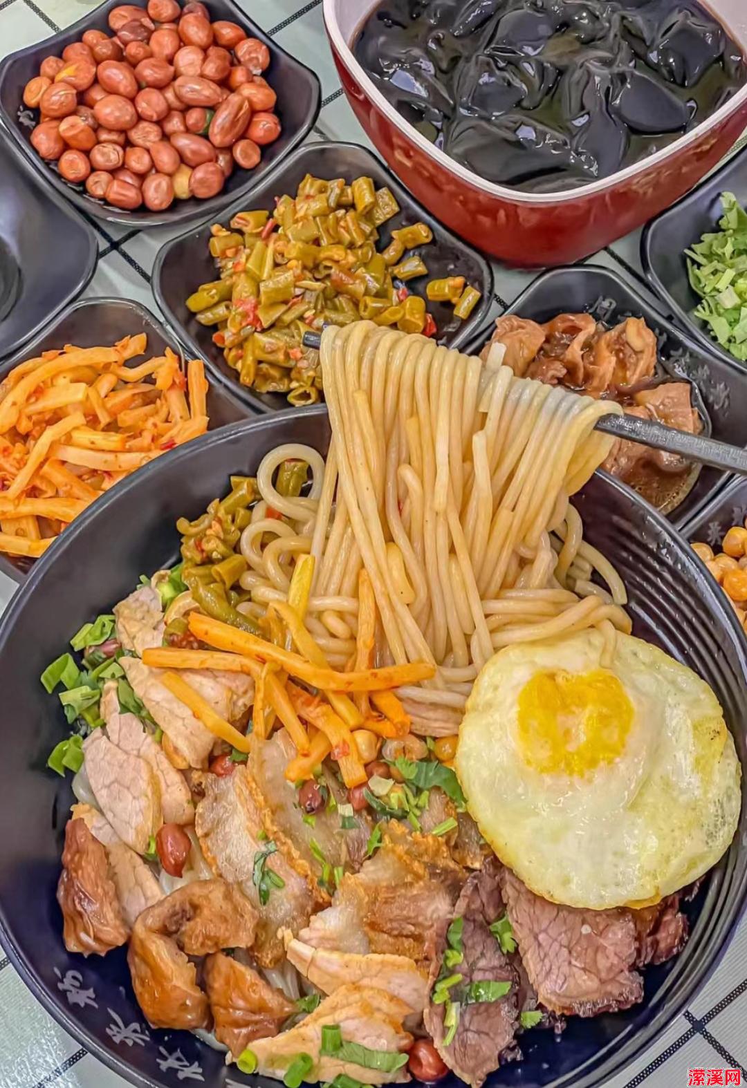 广西风味：桂林米粉，酸辣爽口的地道小吃