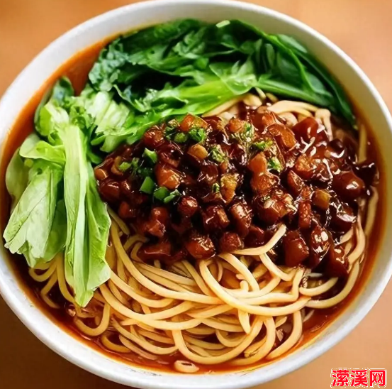 4道炸酱面做法，做些炸酱放冰箱，下班到家煮好面条就能开饭