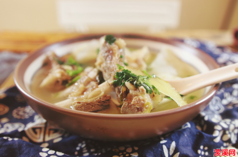 详细阅读:煲羊肉汤,想要好喝别乱加料,汤鲜肉香还没膻味 煲羊肉汤,想要好喝别乱加料,汤鲜肉香还没膻味