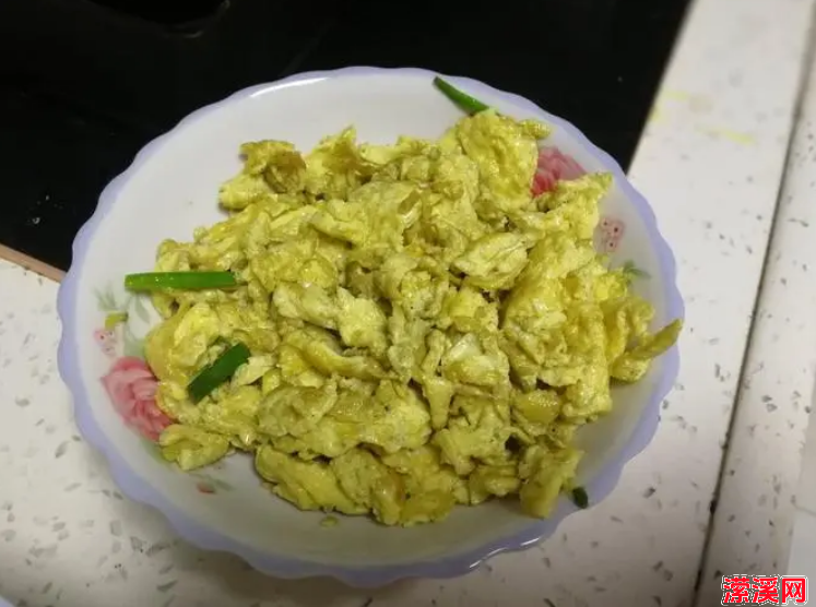 详细阅读:炒鸡蛋,原来也有窍门!大厨都这样做,难怪鸡蛋又软又嫩,还不腥 炒鸡蛋,原来也有窍门!大厨都这样做,难怪鸡蛋又软又嫩,还不腥