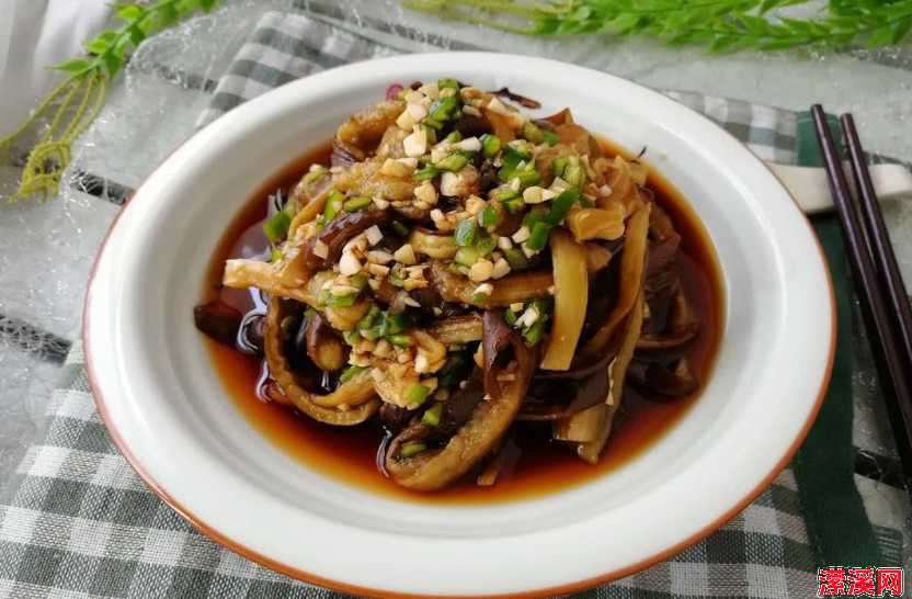 吃腻了大鱼大肉，来一盘酱汁茄子，不蒸不油炸，下酒下饭易操作