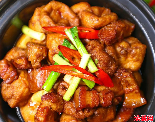 馋辣侠的美食制作记：给你一口不一样的油豆腐红烧肉