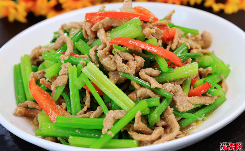 详细阅读:都是芹菜炒肉,这样做可以连下三碗饭 都是芹菜炒肉,这样做可以连下三碗饭