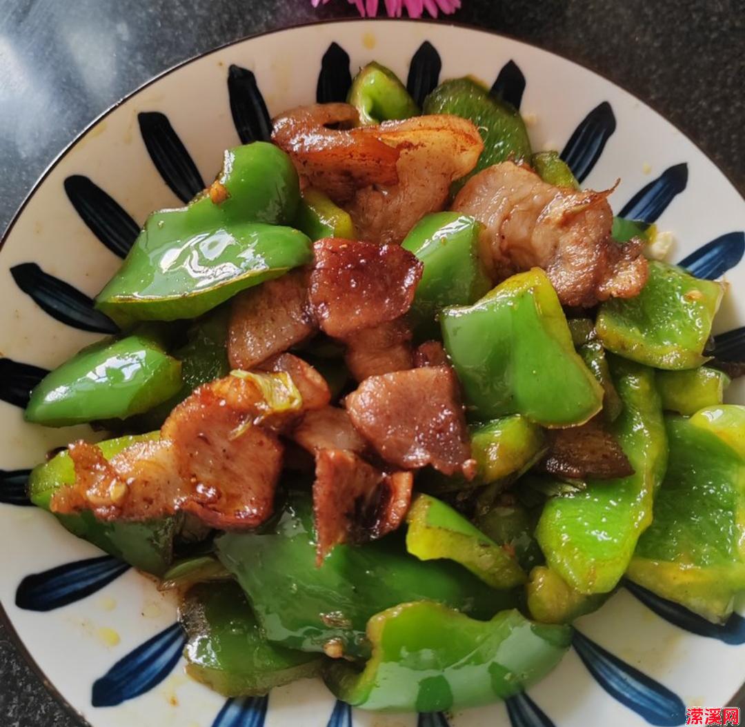 "鲜嫩青椒炒肉片，香辣可口家常菜"