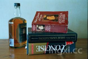 "金黄土豆油炸香，脆嫩蒜苔炒鲜香，美味家常双重享受"